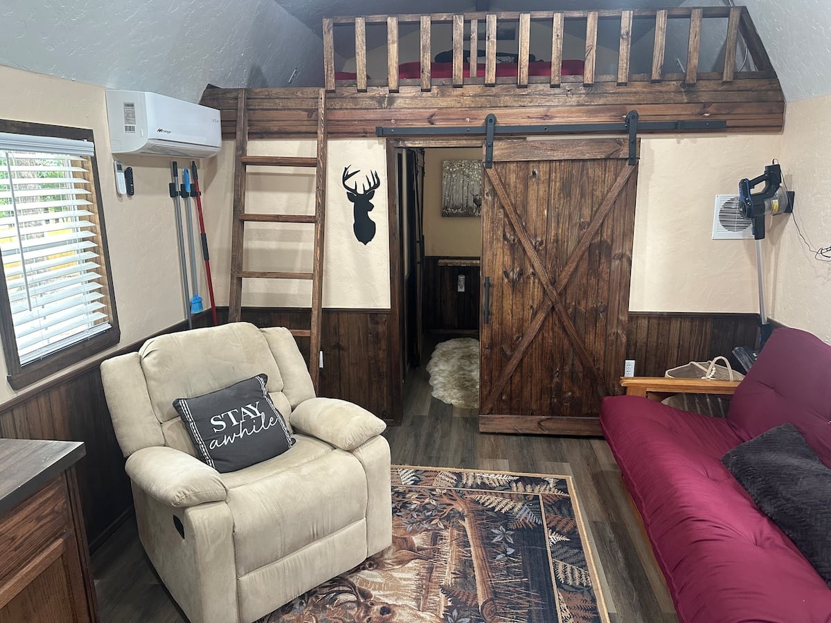 Deer Cabin and resort surroundings