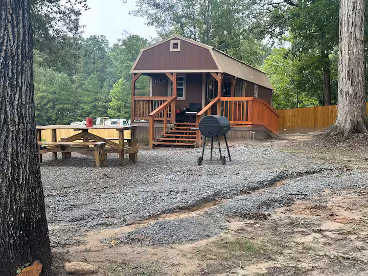 Romantic getaway in Nacogdoches - Bear Cabin at Sparks Lake Resort